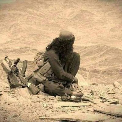 نه ترعرشه پوری ولاړم نه په زمکه کې قبول شوم
لپـې ددعـایــــم دســــــلګوپه څوکوپــــــاتې یــــــم