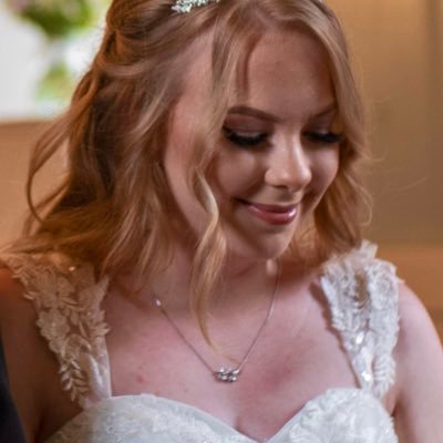 littleblonde099's profile picture. A teenytiny blonde Biovet who loves nothing more than animals and science ......🐾👩🏼🔬 and remember, always bee 🐝 kind ! ❤️