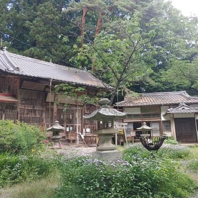 長野県筑北村・青木村境に鎮座しております。約八百体もの表情豊かな石仏と稀少な桜と都忘れの群生が観られる特異な形態の神社です。令和元年県内初オートバイ神社に認定されました。可愛いネコも参拝者の人気者です。