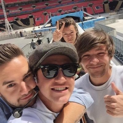 one direction fanpage/updates  (mostly updates on what the boys are doing)