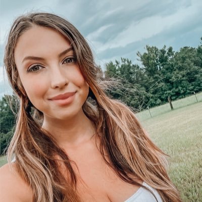 mollsgenevieve's profile picture. i hate it here.