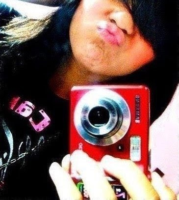 Soou uma menininha que , Usa franja de lado, Lápis no olho , Usa all star ,
Mas é feliz do jeito que é, e isso que importa (ý