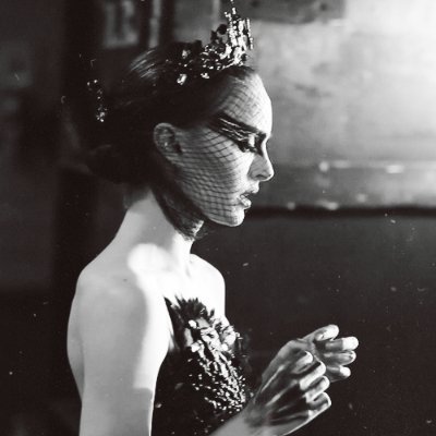 A_lone_swan's profile picture. “Some art, some sport” 🖤⛸️