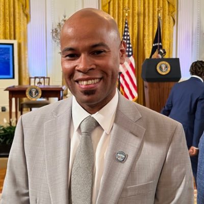 VP Comms @victoryfund @victoryinstitute. Formerly @antiviolence @spectrumnews1oh @advocatemag. @ohiostate @newmarkjschool 📚 Mostly not on this app✊🏾❤🏳🌈