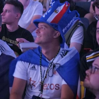 La jeunesse emmerde le front national !
PD à mes heures perdues
Askip je suis un nazi
#StandWithUkraine
#TeamOM
#VforVictory