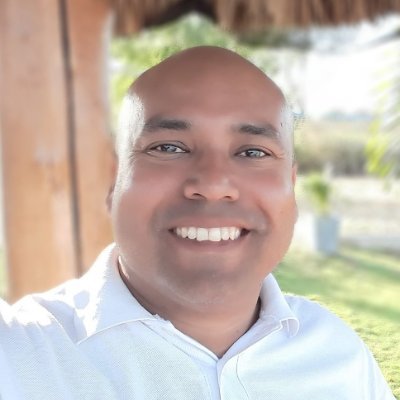 Full Stack Web Developer Junior. Con 15+ años de experiencia en otras áreas de la industria IT como agente de soporte, coordinador de proyectos y servicios.