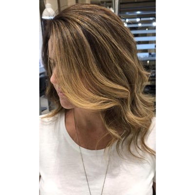 jusextroversa's profile picture. feminista, antirracista, filha da PUC, assessora jurídica no emepê, estudante e fitness não praticante 🧘🏻‍♀️🍻🍕🍷🧀🍝