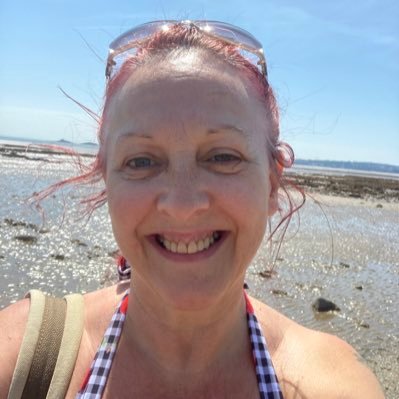 Passionate about Nature 🦋🐝🐞🌳 Owner of 2 cats 🐈🐈⬛ Advocate for Mental Health Awareness. Life is for living and doing daft things 🤪