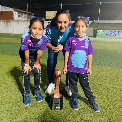 LEF , entrenadora CESA, bronce en ON2013, campeona nacional del IMSS2015 y 2019, 3ro. nacional copa BIMBO 2016, DT PROFESIONAL, madre de 2 👩👧👧