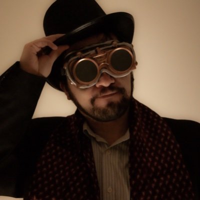 Diseñador gráfico, historietista, ilustrador, comunicador, fotografo, rol gamer, melomano y cinefilo.