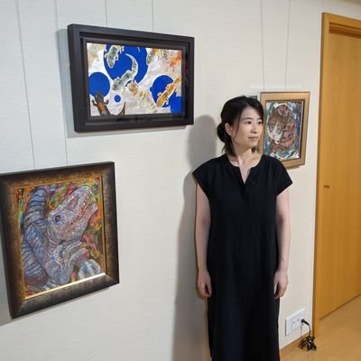 日本画家。爬虫類、猫などの生き物メインに描いてます。漫画ブログにトモ氏（夫）&おつぶ（娘）との面白生活を掲載。元エンジニア。甘いもの、ウィスキー好き。https://t.co/7DBhMr6FfZ