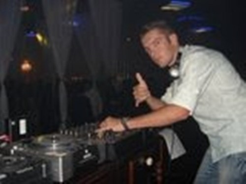 DjFabinhonaBala's profile picture. “ Não confunda jamais conhecimento com sabedoria. Um ajuda a ganhar a vida, o outro a construir uma vida”