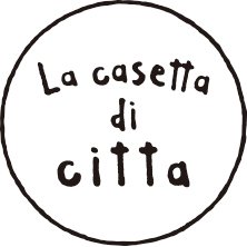 2022年7月7日 埼玉県三郷市にデザイン事務所併設の小さな雑貨店をオープン。 La casetta di cittaは「チッタのちいさなお家」という意味で、 森に住んでいる架空の女の子「チッタ」が「好きなものを集めたお家」がコンセプトの雑貨店です。 こども服、Tシャツ、ガーゼてぬぐいなどを取り扱っております。