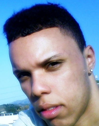 Mas todos vivemos dias incríveis Que não passam de ilusão Todos vivemos dias difíceis Mas nada disso é em vão ♪