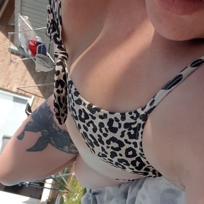 32 Bi F, Always up for a giggle
DM's welcome NO UNDER 🔞 
Links to all  my pages are down below 😘