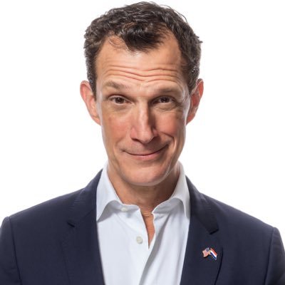 Comedian. American. Dutchman. BoomChicago, 'ZondagMetLubach,' author ‘HOW TO BE DUTCH: the Quiz' + Suave Corp. Speaker & Event Host.