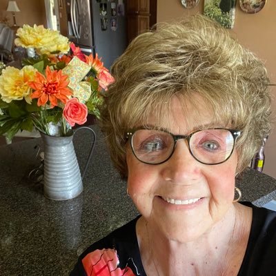 Lorrain99508985's profile picture. Love animals