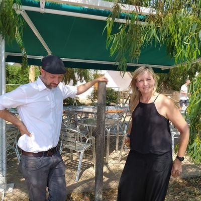 Som dos amics que volem mantenir viu l'art de la improvisació tal com es feia abans. Defensem lo territori, la terra, la llengua i les nostres costums.