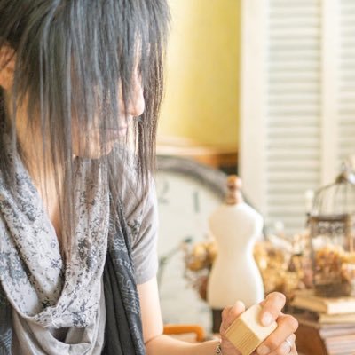 Qbr98boek1vrzzi's profile picture. ex-MIST Vo.の頃のステージングネームをそのまま使っています。 活動自体は2006年で解散&引退。現在は普通にライブを見に行ってる一人娘の父親をしています。あまり面白いポストはしていませんが、音楽をしている方の活動に少しでもお力になれたらと思ってリポストやいいねを押させて頂いているアカウントに近いです。