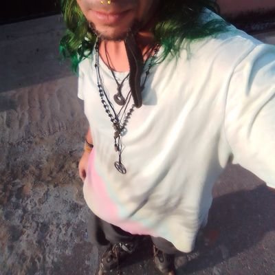canceriano, bruxo solitário,
oque não provoca minha morte me deixa mais forte!!