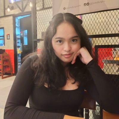 threeziaaaa's profile picture. humihinga pa.