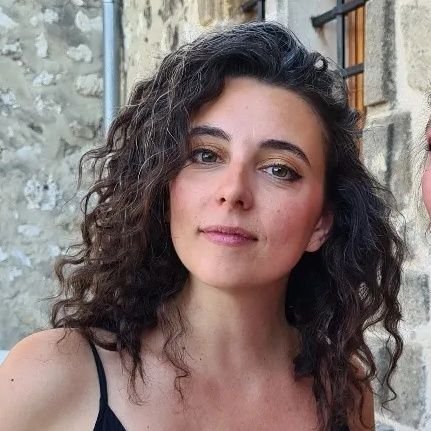 Professeur de Lettres classiques
Créatrice du podcast Passe ton rap d'abord 🎤
Journaliste musicale🎼
Chroniqueuse rap et littérature
Paris IXe.