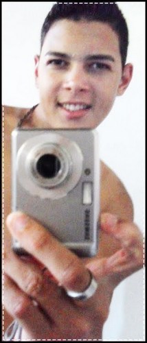 Ignorante? Sou. Faz parte da vida--
Amigo? Sou. Pra quem quer minha Amizade.--
Bonito? Sou. Vai depender da maneira que você vai me olhar.