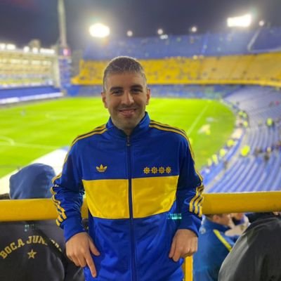 Bostero, como Román. 
Geólogo. 
Vicepresidente de  @NqnAzulYOro.
Siempre a lo Boca