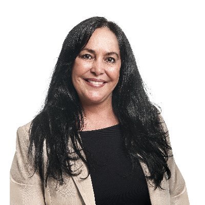 Senadora pelo Espírito Santo desde 2015, 6 vezes deputada federal e 1 vez deputada estadual (1983-87). Foi constituinte em 1987-1988.