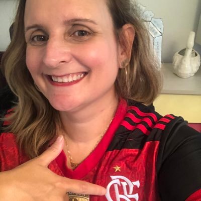 Historiadora, professora da UFF e flamenguista campeã do Mundo, tri das Américas e octa do Brasil.