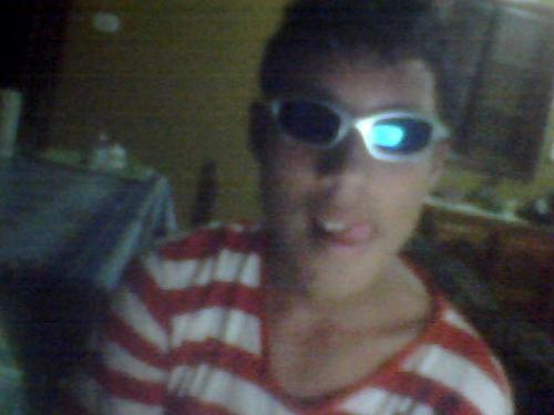 Menino simplees, troocou aneel, por aliiança =P
Teeim a menina maais linda ao lado delle.
Querem saber mais ?
Podem tirar suas conclusões