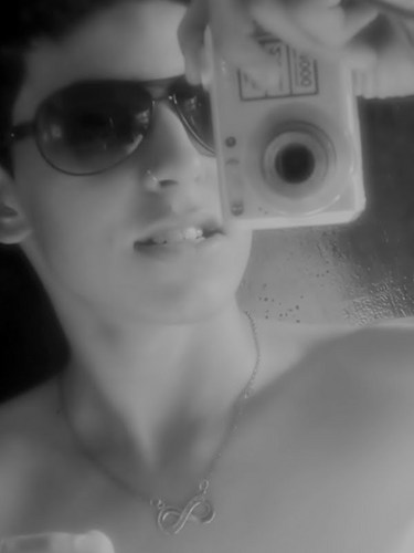 Sonhador cheios de defeeitos , que apenas luta pelo que quer até coneseguir . (: