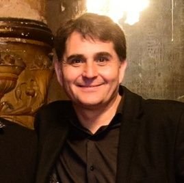 Raúl Salvatierra
Músico, Director de Coros, Cantante, Gestor Cultural, Sommelier, Emprendedor e intento de Ciclista/Deportista