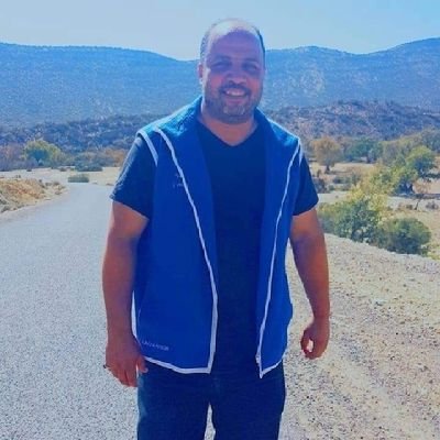من أنا
مغربى أنا فى الوجود حر
وشأنى وموضعى بأرض أجدادي
إفريقي أنا وأمازيغي وعربي
للعلى أنا عنوان وللملك أنا وفي