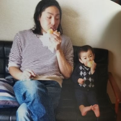 昔ながらの駄菓子屋が持ってた機能を未来に残そうとしてる駄菓子屋活動家のおじさん。直営2店舗、プロデュース3店舗。前職は学童保育経営。あとは駄菓子屋訪ねたりサッカー教室したり。小５の息子と二人暮し。持病は首、肩、腰、膝痛とADHD。最近は肘痛、尾骨痛も。無事なのは股関節と足首のみ