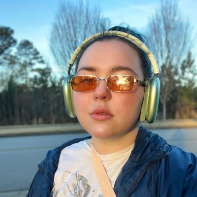 🔮💸🎨#ActuallyAutistic CEO helping squiggly brained creatives strive on socials.