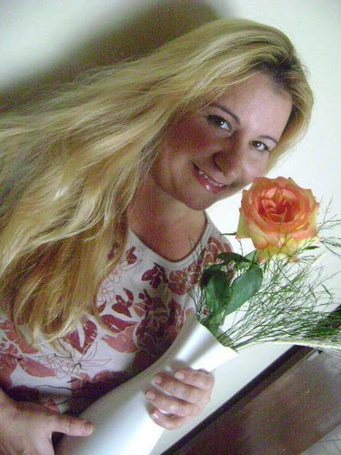 A  vida só é vivida quando nela é envolvida a vida de outra  vida.
Se hoje ninguém ainda não te sorriu, sorria! pois alguém esta precisando de um sorriso seu.