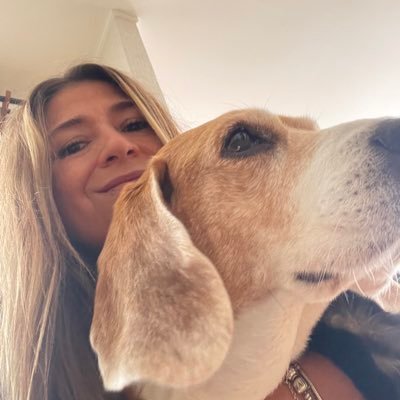 AntiComunista. Hija única de un matrimonio fallido, duermo para poder soñar con Iñaki y Lupita. Humana de Carlotta. Fan del Lago di Como y Rafa Nadal #Adopta