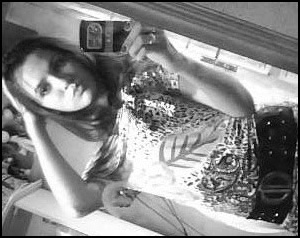 ~* α gαrotiinhα imperfeitα,
αquelα que chorα de dor,
αquelα que ja sofreu poor αmor,
αquelα que sαbe se αrrepender! ♥