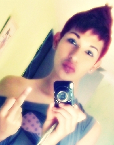 Posso ter cαrαcterísticαs iguαis α mil pessoαs .
Porém tenho personαlidαdes diferentes’ do que quαlquer uma delas. (:
Melhores ? Piores ? Isso você decide ~