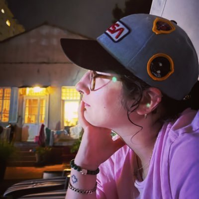 Dev front end :)
Un peu geek aussi. (Beaucoup).
Un jour j'épouserai Cécile de France pour m'appeler France de France