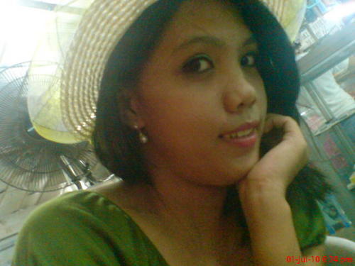 hmmmm....meeee???? wel 8's so hard 2 tel who am i but my frnds tel dat i'm a simple woman and a woman dat addict in love