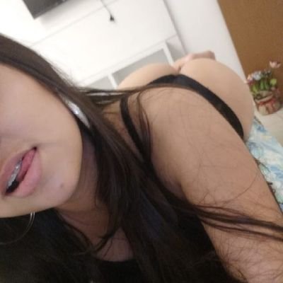 Uma mulher liberal e amante do sexo livre e criativo. 
Casada
Exibicionista 
E do meio do swing 
Hotewife