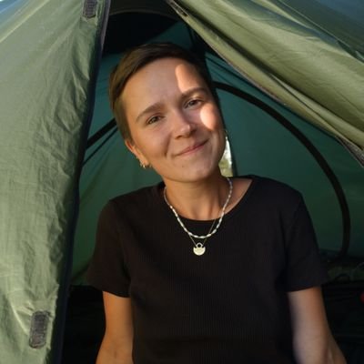 bibliothécaire en école supérieure d'art et de design, attentive à tous les dispositifs d'échange autour de la lecture, féministe (bannière : Theresa Babb)