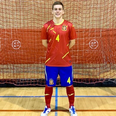 Jugador del @CDPinseque Internacional con la @sefutbol 💼 @_SBS_Sport