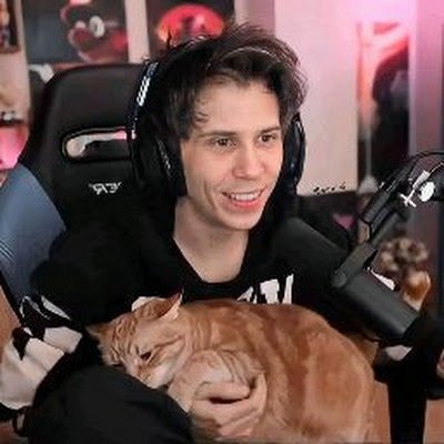 Soy un pequeño creador de contenido en la plataforma de Twitch, y vengo a compartir un poco sobre ello aqui en twitter:3