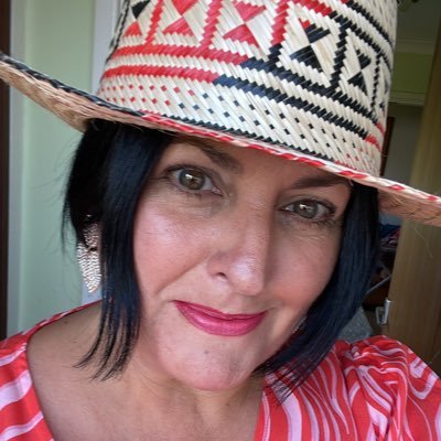 Mother of a sporty superstar, experienced teacher of Spanish, French, English and Italian learner. Loves books, dogs, people (most), travel, music, nature.