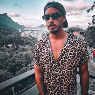 Eu nem sei o que estou fazendo aqui, só sei que tem meme e treta. Então está ótimo. Horóscopo não existe! E o mais importante, CORINTHIANO GRAÇAS A DEUS 🤍🖤