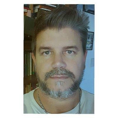 Padre de Kiara y Ian. Gallina incondicional. Fanático del FC Barcelona.