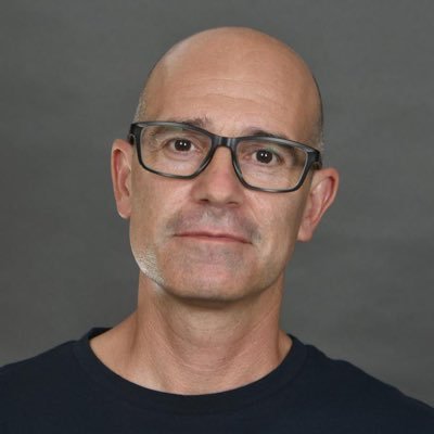 Activo, inquieto y curioso. Periodista de formación, ahora el Turismo y el Comercio me ocupan y preocupan. Pero mis mejores trabajos se llaman Elsa y Martina.